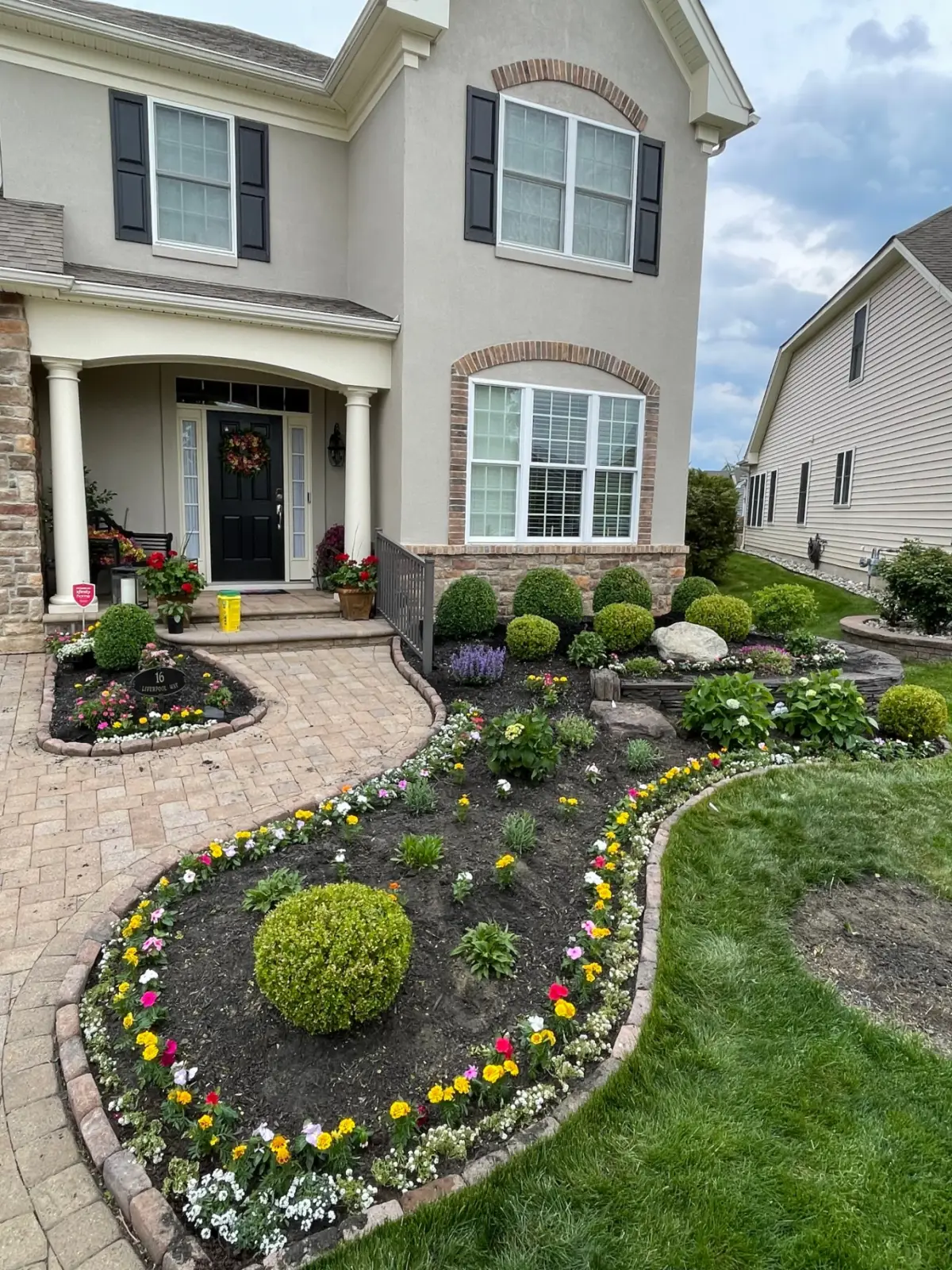 Fresh mulch bed with a clean cut edge along the lawn